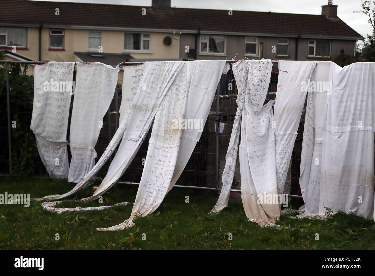 Sábanas con nombres de niños fallecidos atado a la valla de la antigua Tuam  hogar para madres solteras en el Condado de Galway, donde una fosa  alrededor de 800 bebés ha sido