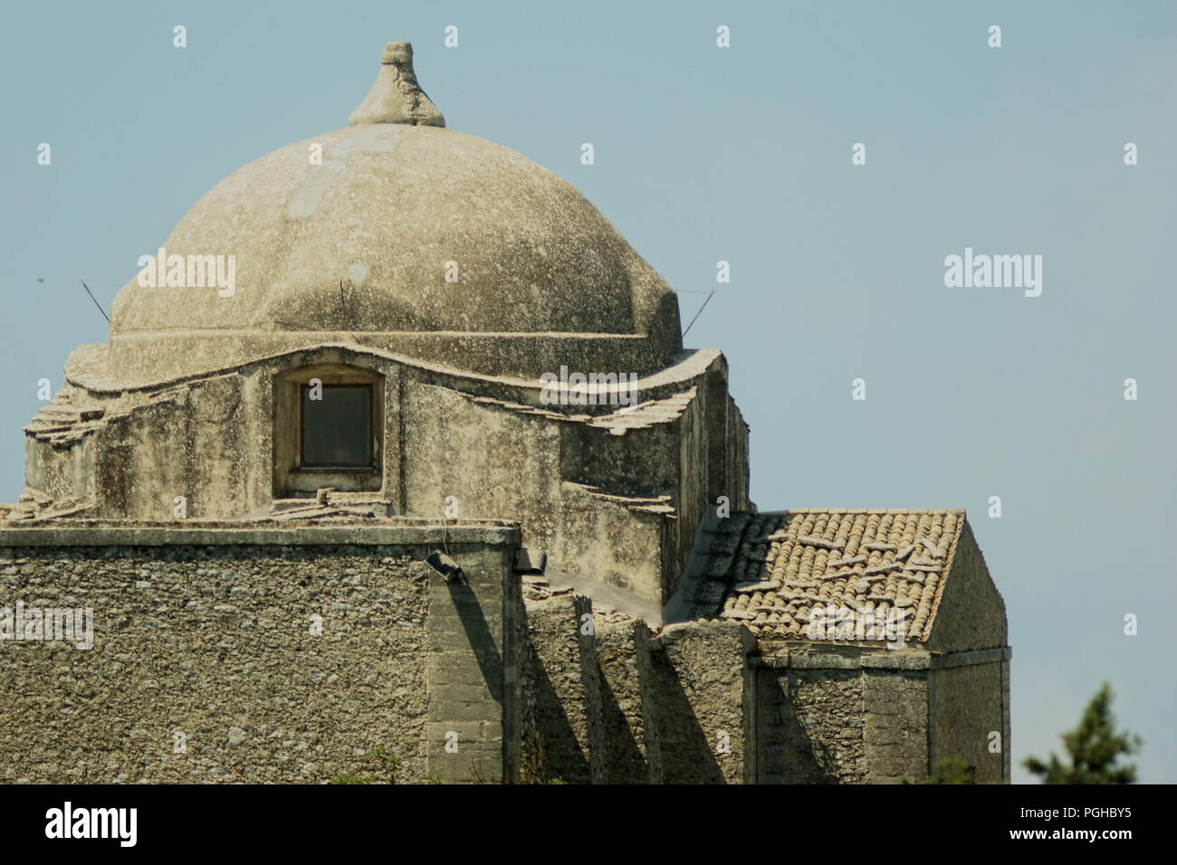 Italia, Sicilia la hermosa ciudad histórica de Erice. La cúpula de la antigua iglesia de San Giovanni Foto de stock