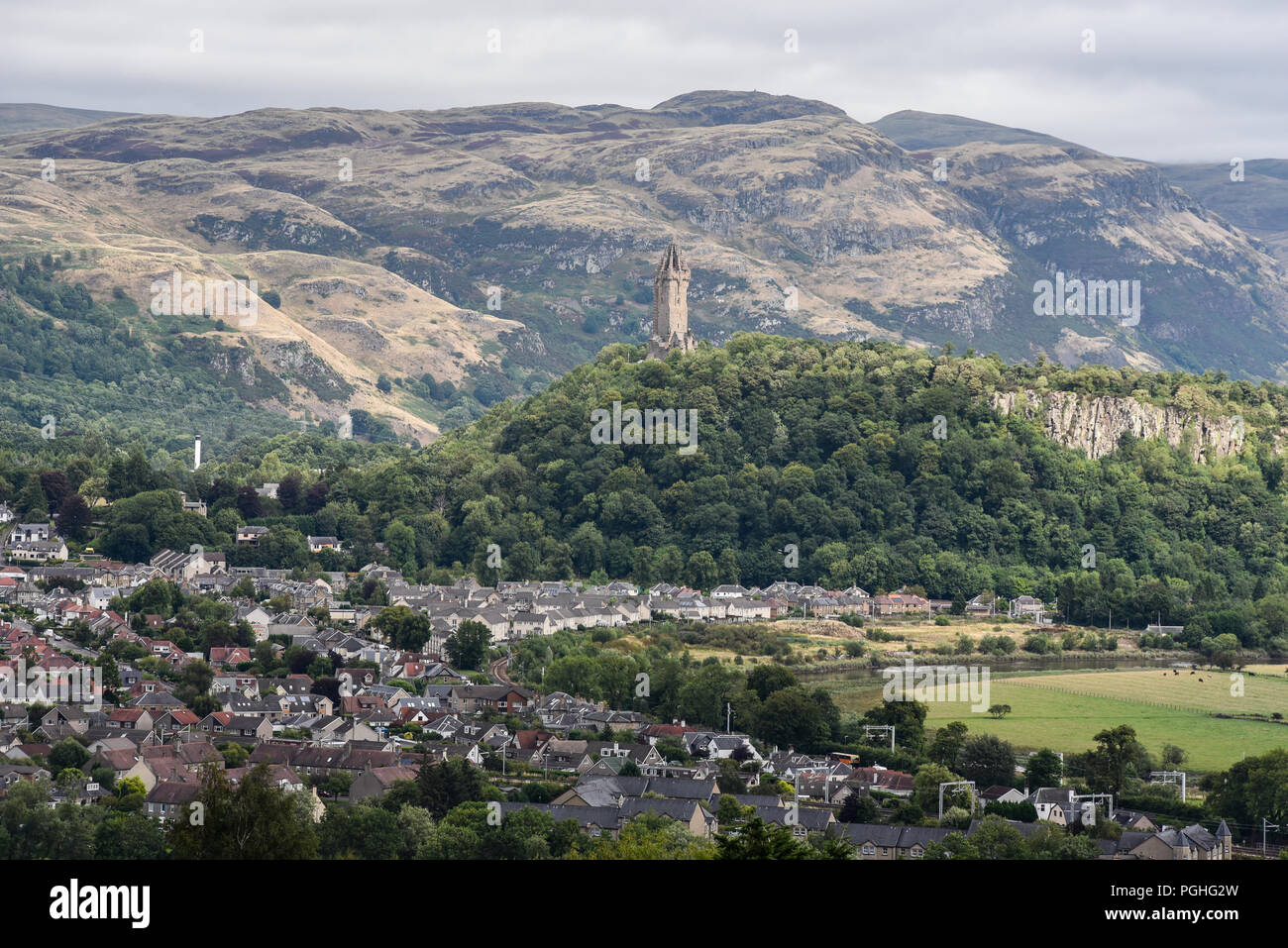 Vistas de la ciudad de Stirling con Wallace Monumento a la trasera en Stirlingshire, Escocia Foto de stock