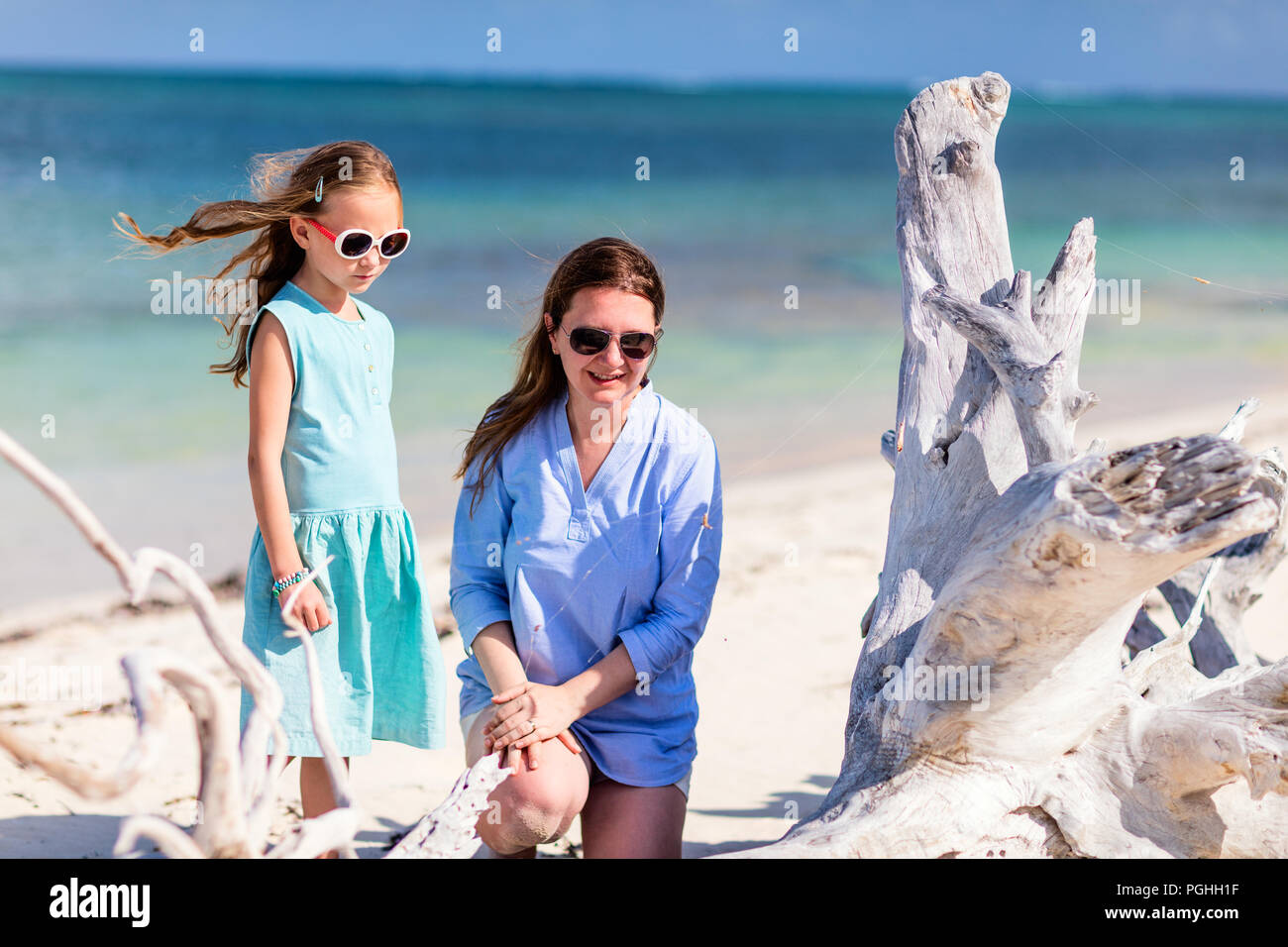 Madre e hija disfrutando de vacaciones en la playa tropical Foto de stock