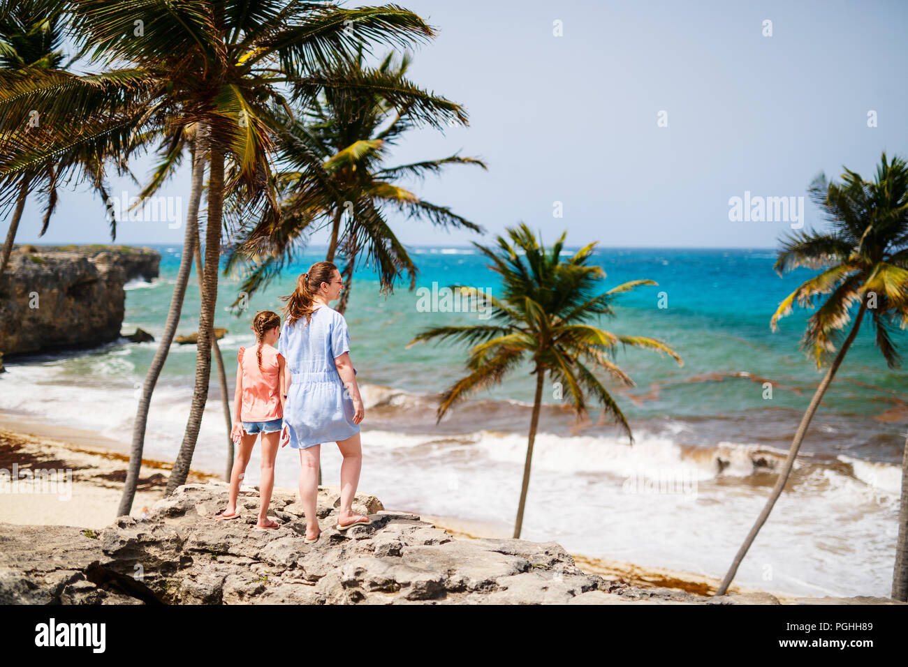 Madre e hija disfrutando vistas playa tropical en el Caribe vacaciones en Barbados Foto de stock