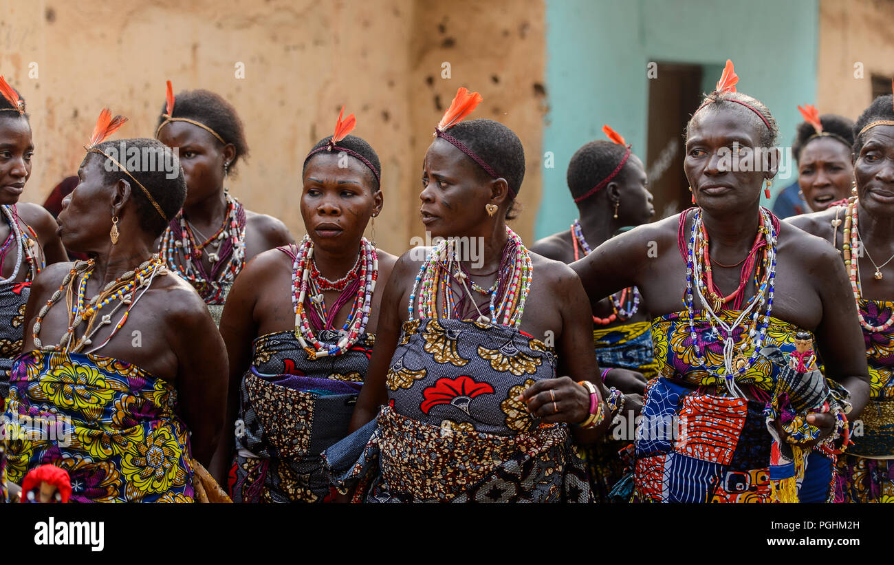 OUIDAH, BENIN - Jan 10, 2017: las mujeres de Benin no identificado en el  traje nacional el desgaste Collar y aretes en el festival voodoo, que es  anualmente celebrat Fotografía de stock - Alamy