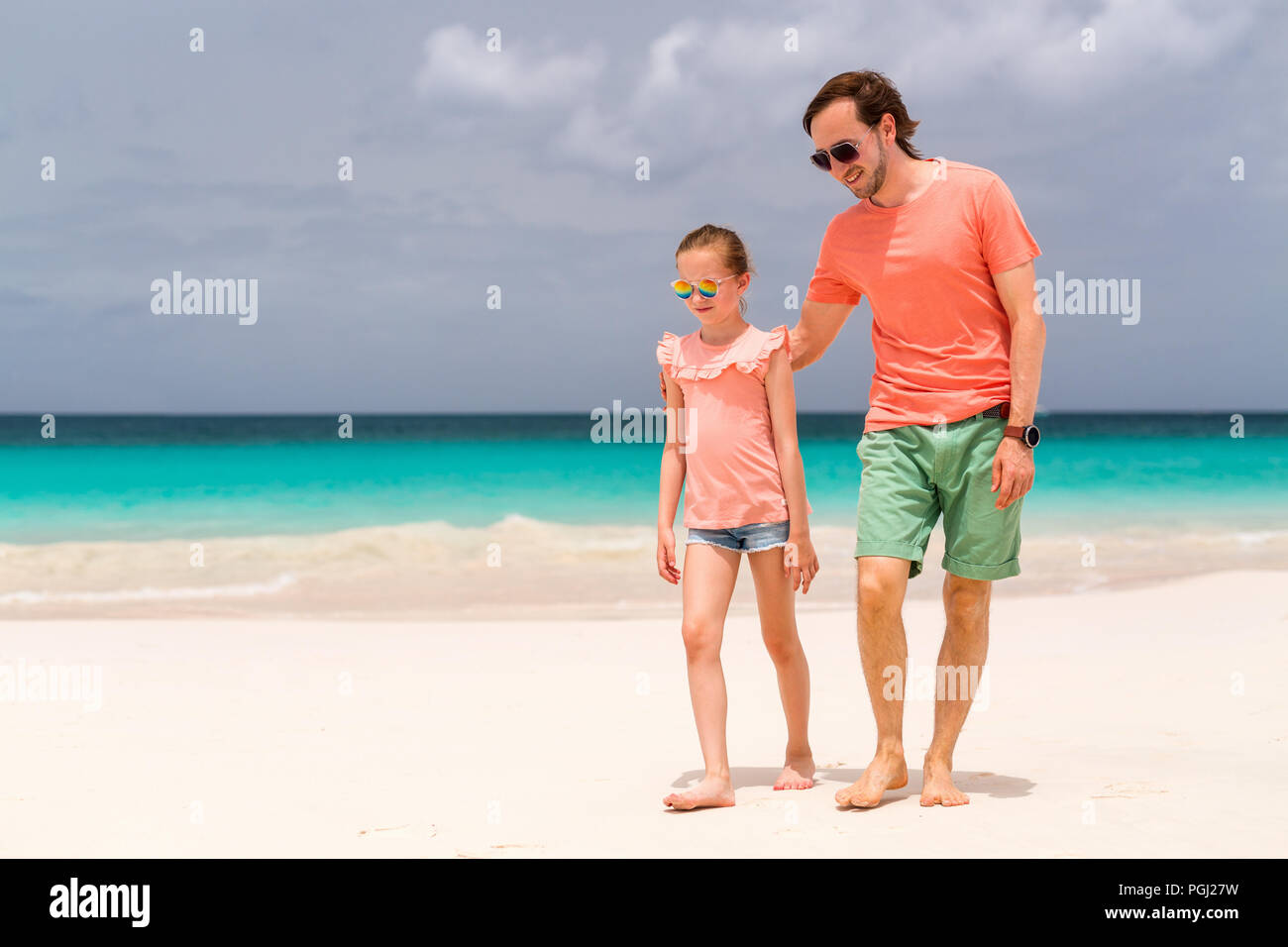 Padre y su adorable hija pequeña a la playa Foto de stock