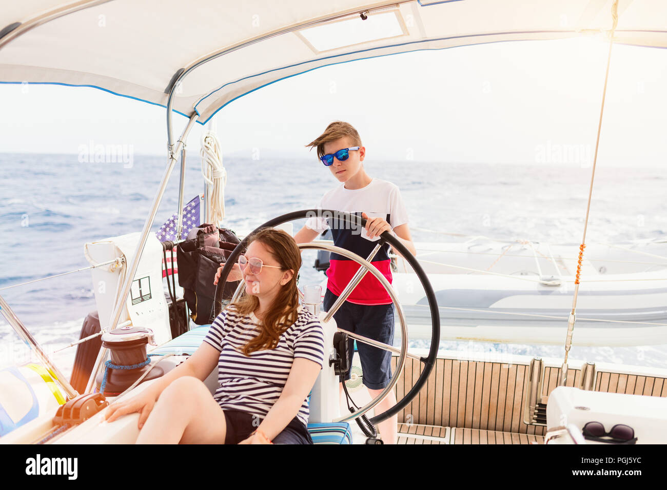 Familia de madre e hijo a bordo del velero que aventura de viaje de verano Foto de stock