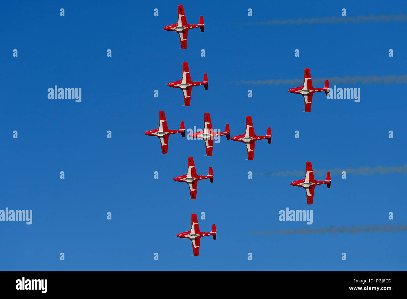 Las Fuerzas Canadienses 431 Escuadrón de demostración aérea volando en formación en una exhibición aérea sobre el puerto de Nanaimo en la isla de Vancouver, British Columbia Ca Foto de stock