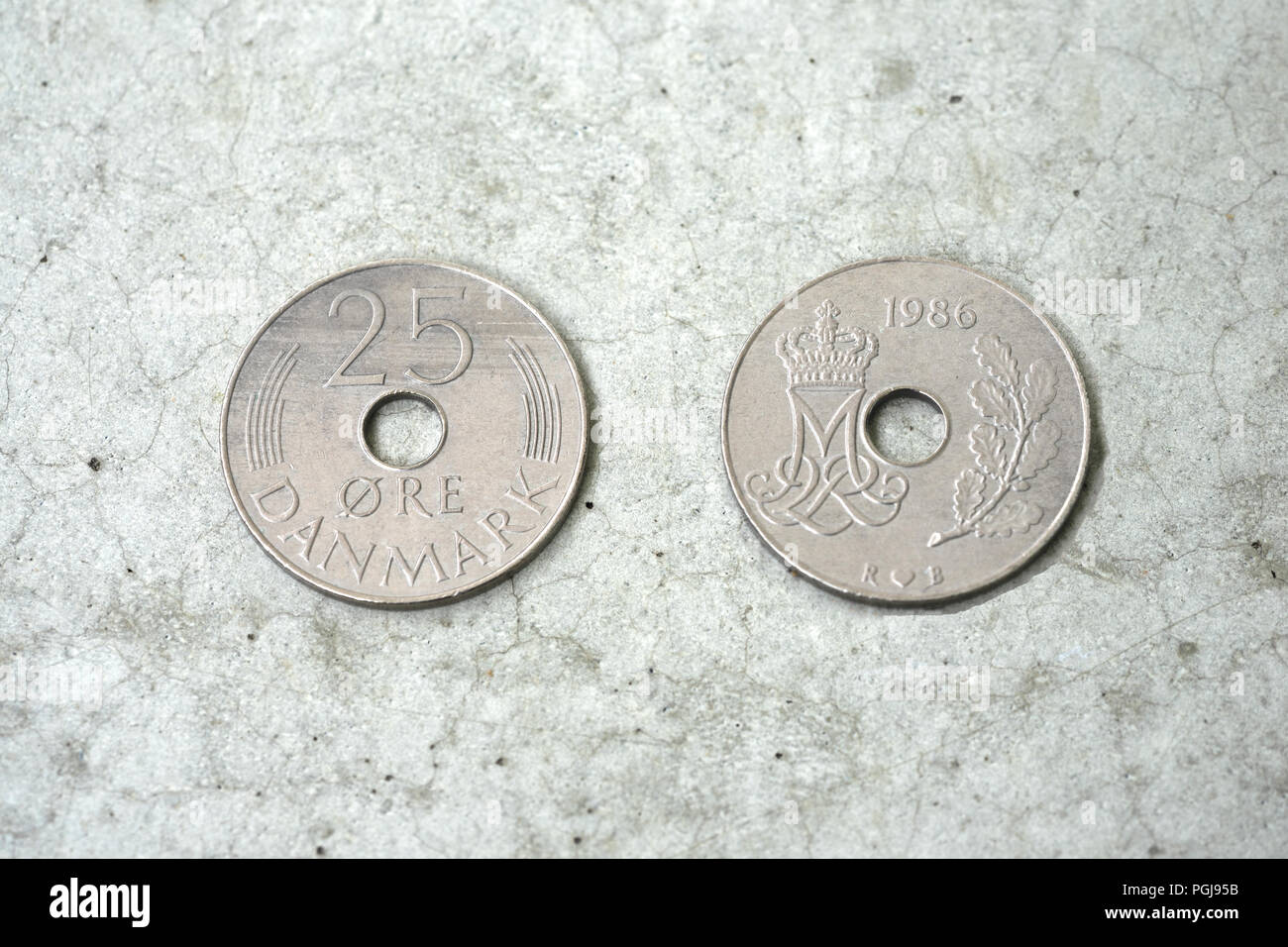 Frente y parte posterior de una moneda danesa descatalogada de 25 øre (oere), dinero danés Foto de stock