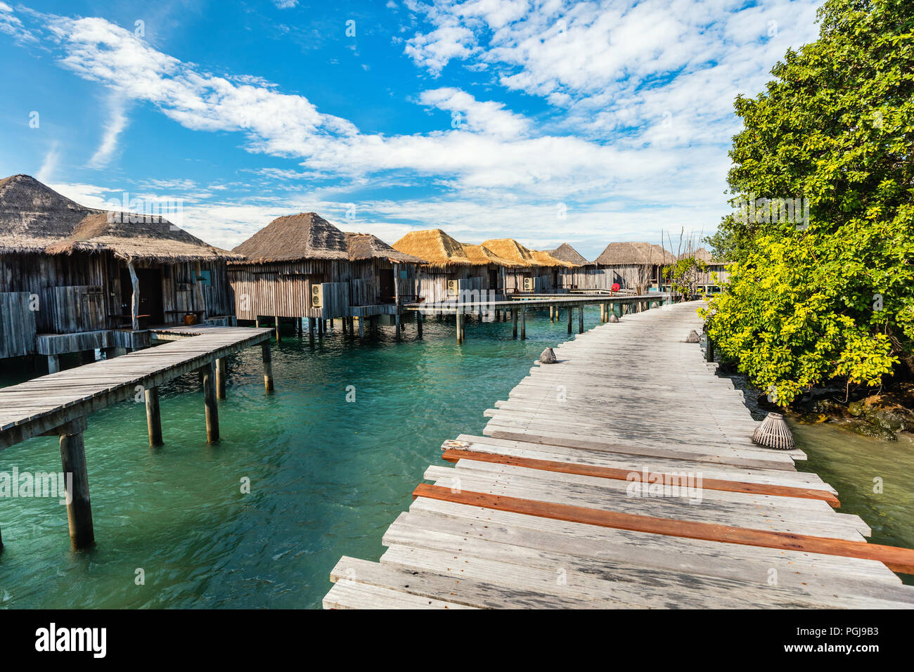 Complejo de bungalows sobre el agua tropical en Camboya Foto de stock