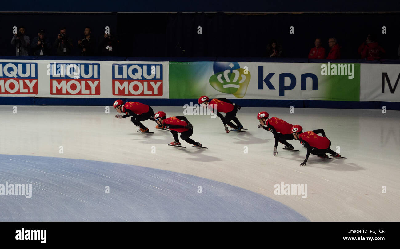 Los hombres chinos del equipo de patinaje de velocidad de pista corta practicando para el relé a la DAA cita mundialista en Montreal el 17 de marzo de 2018. Foto de stock