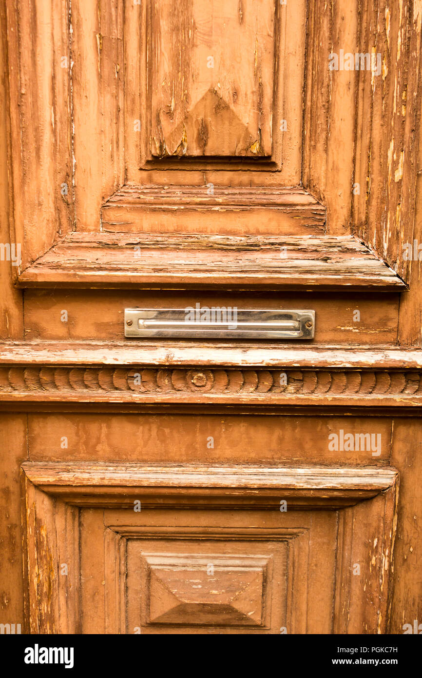 Una ranura de correo en una antigua puerta de madera Fotografía de stock -  Alamy