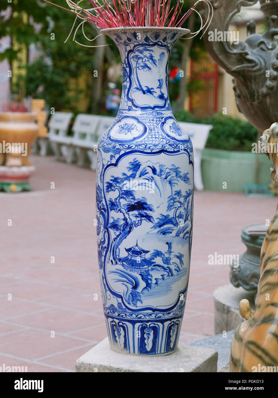 Quemador de incienso de cerámica tradicional Foto de stock