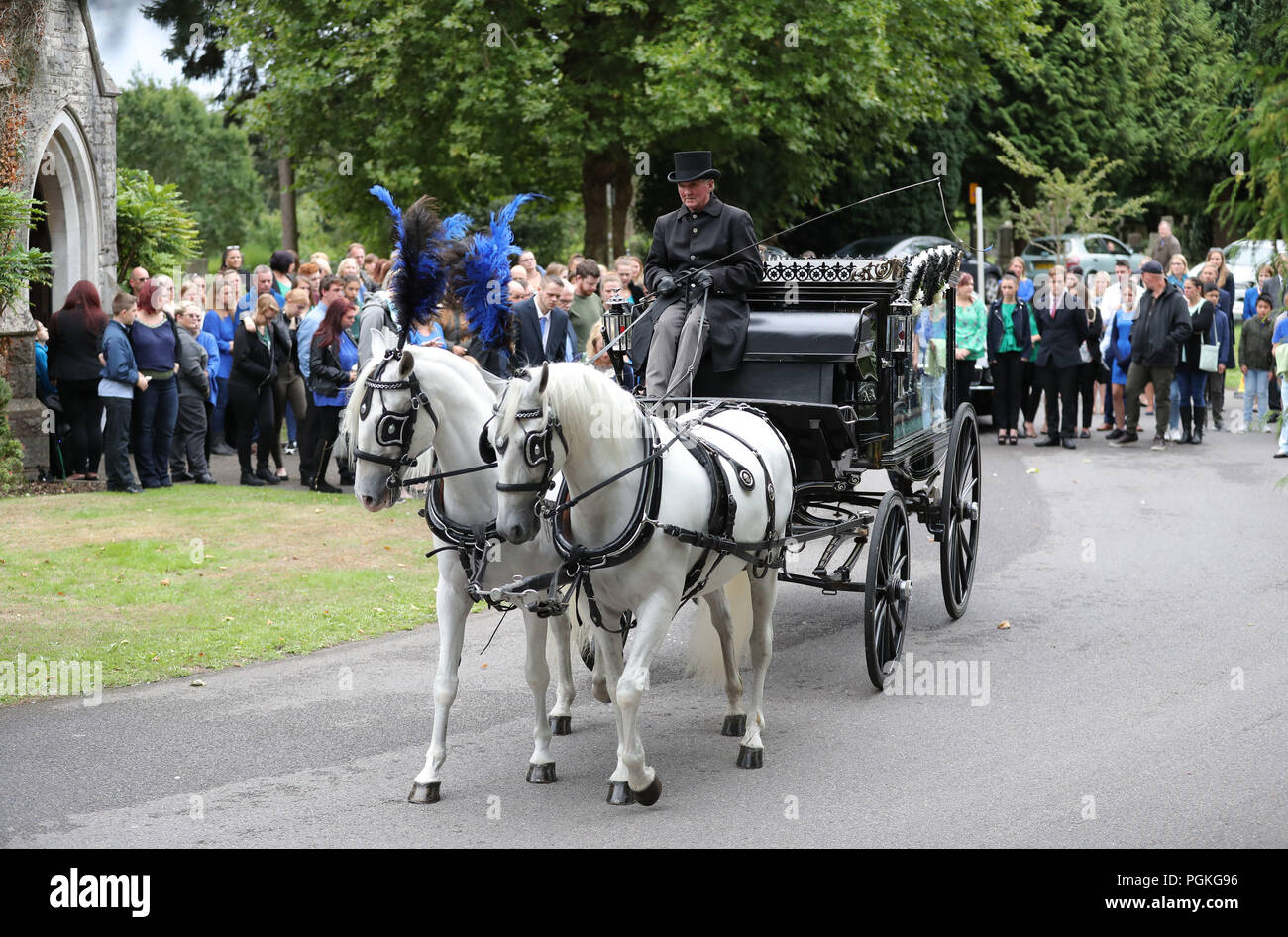 Una calesa de coche fúnebre llevando el ataúd, de 13 años de edad, Lucy McHugh tras su funeral en el cementerio de Hollybrook en Shirley, Southampton. Foto de stock