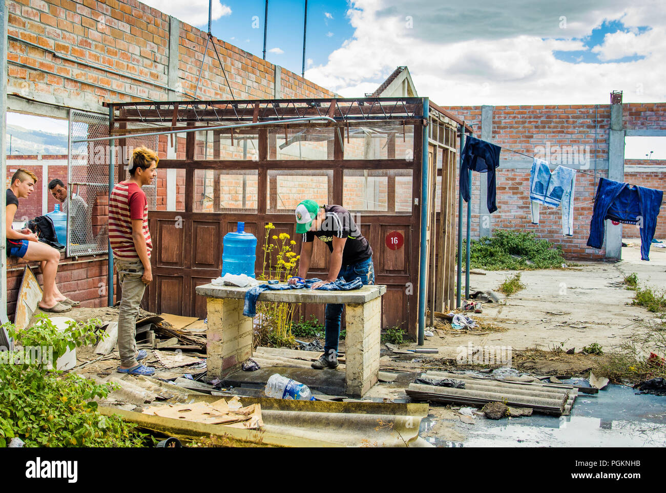 QUITO, ECUADOR, 21 de agosto de 2018: Vista exterior de chicos jóvenes no  identificados el lavado de la ropa interior de un refugio para el pueblo  venezolano que escapar del Fotografía de