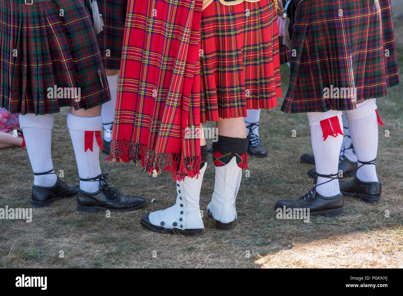 Variante Vigilante completar Faldas escocesas y tradicionales clanes tartán escocés está vestido usado  por algunos hombres de pie juntos., botas y sporrans Fotografía de stock -  Alamy