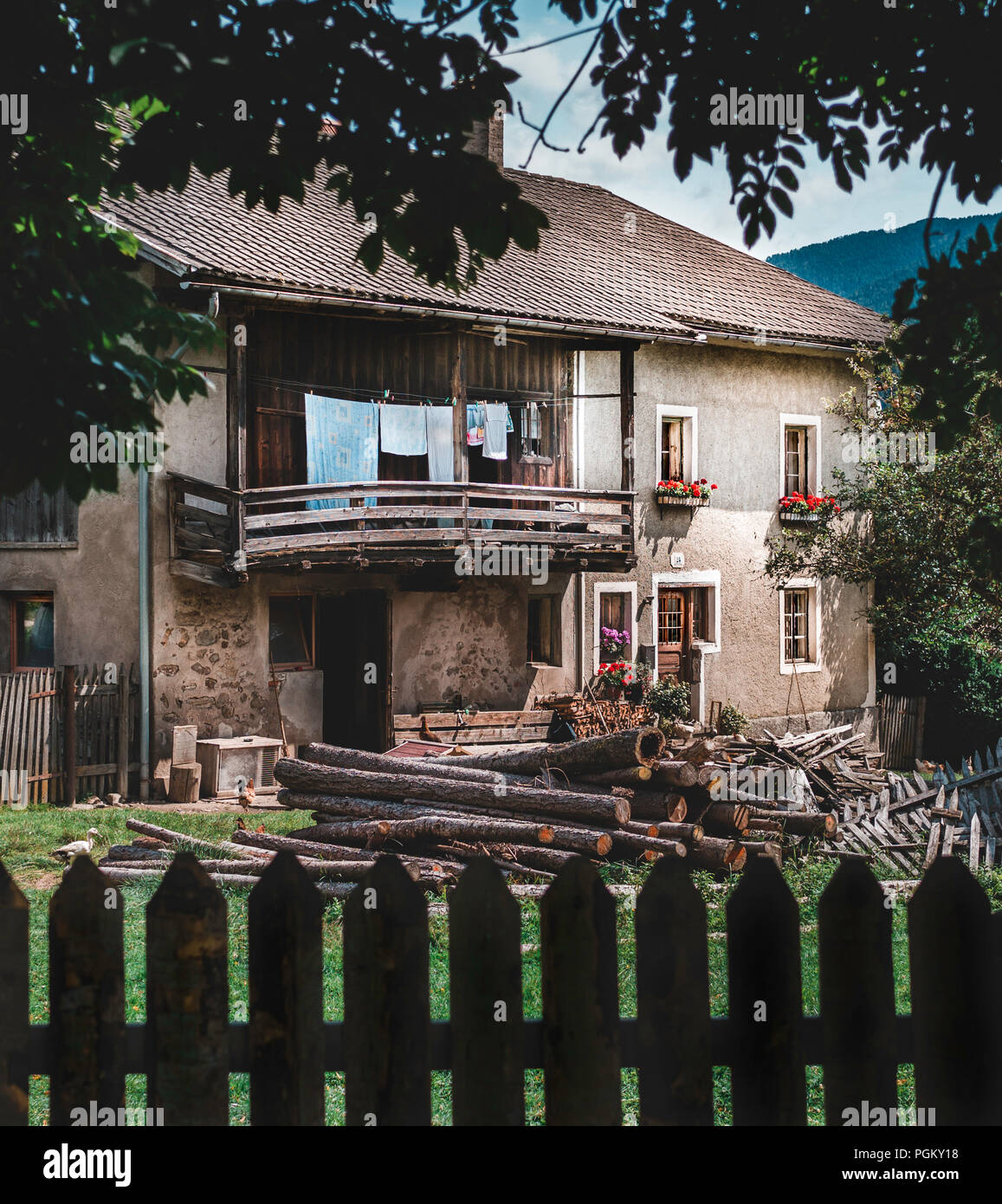 Casa rural en Thuins, Italia. Sudtirol Foto de stock