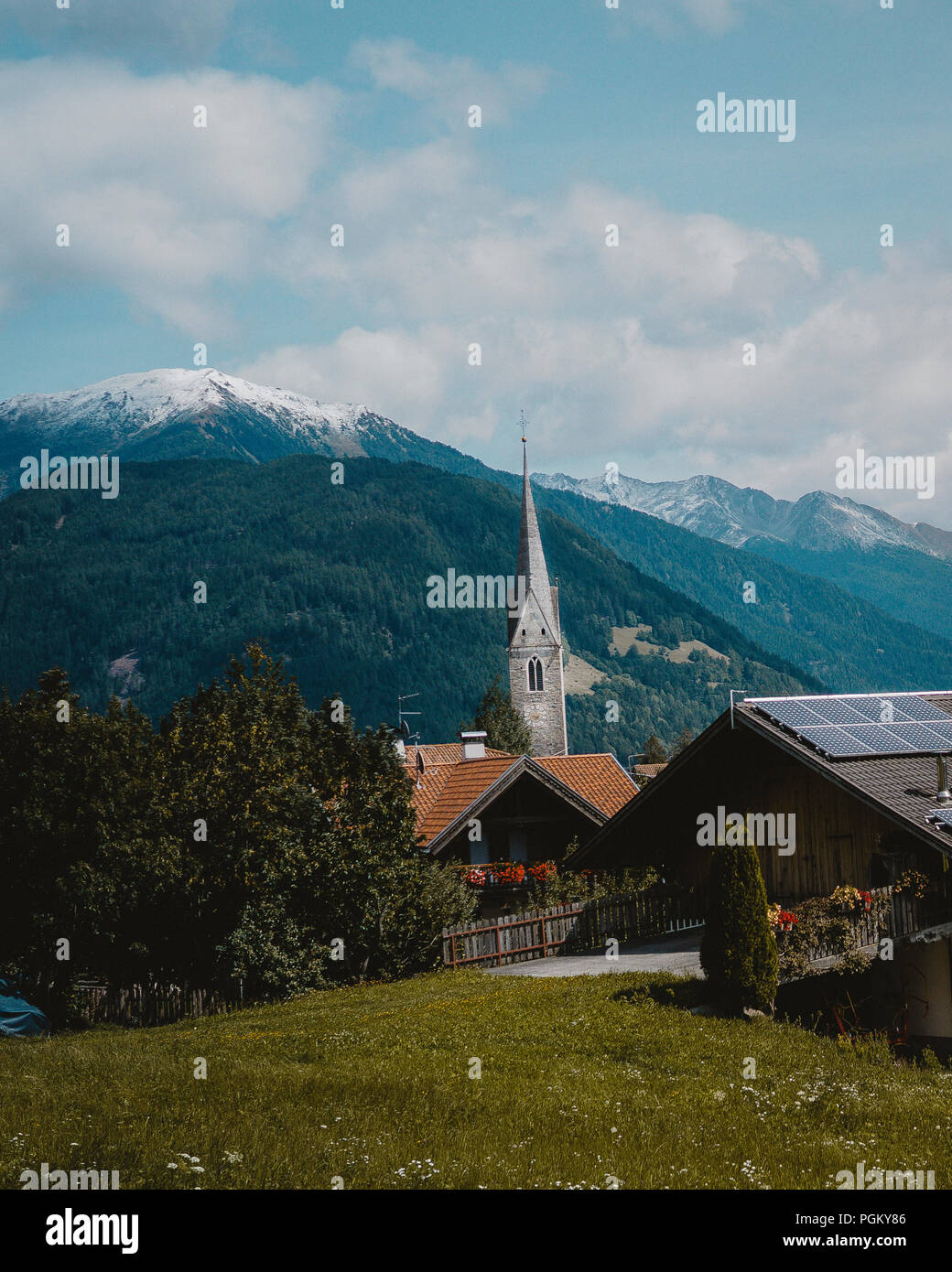 Campanario en Thuins, Italia. Sudtirol Foto de stock