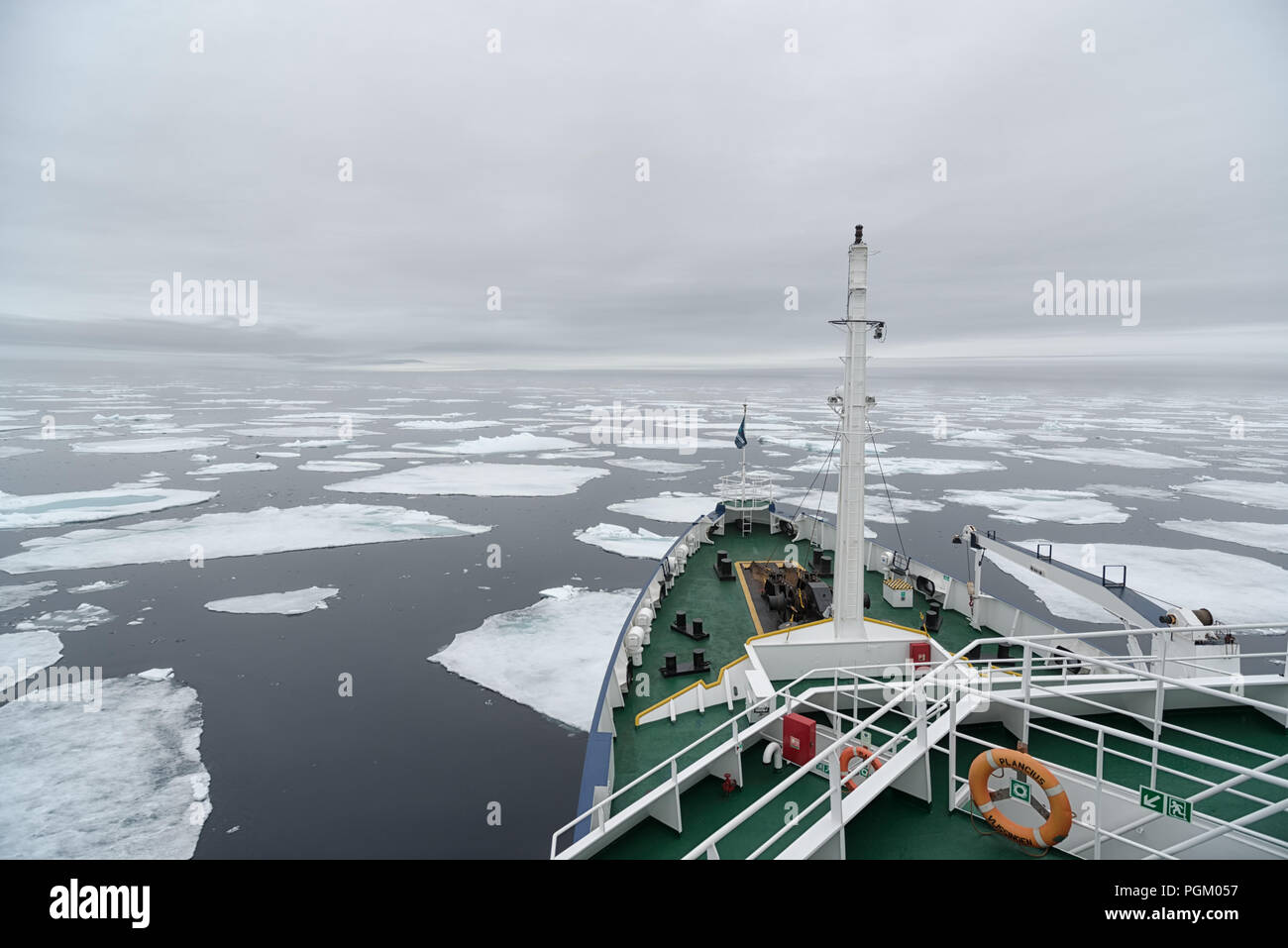 Crucero en el camino hacia el mar de hielo, el Océano ártico, Svalbard, Noruega Foto de stock