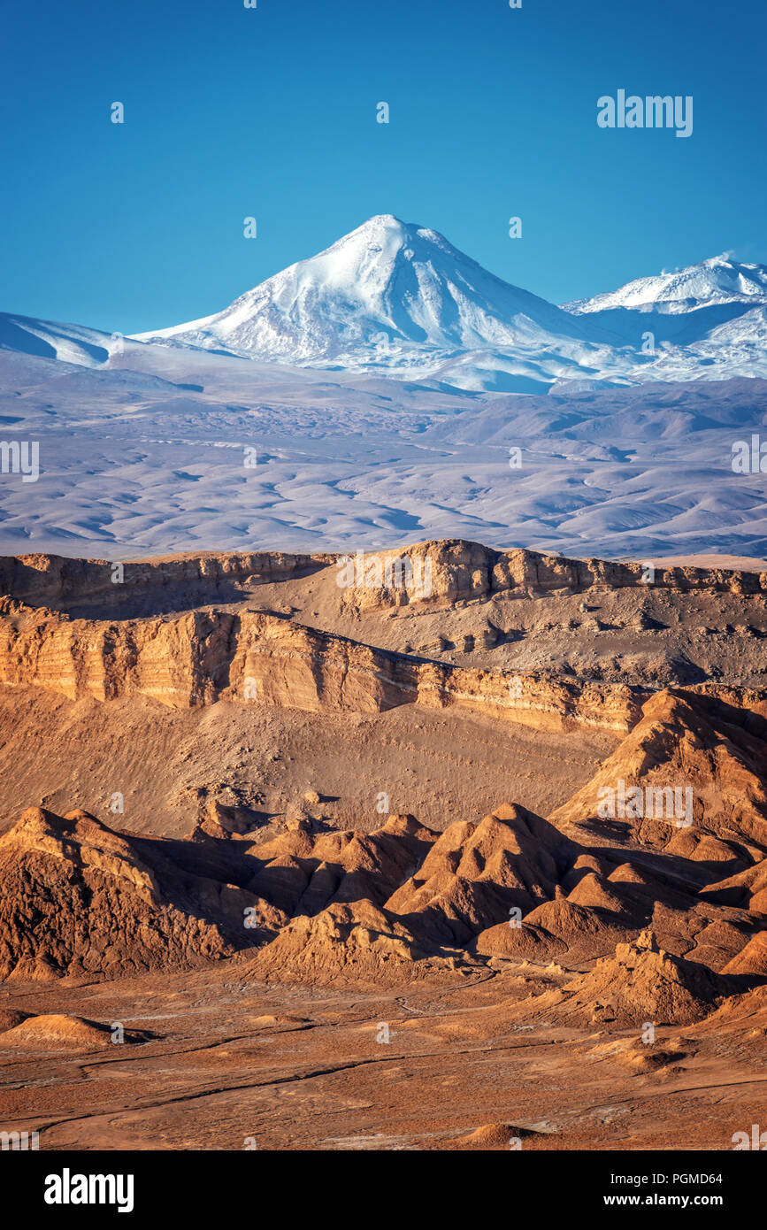 Panorama del Valle de la luna en el desierto de Atacama, nevados de la cordillera de Los Andes en el fondo, Chile Foto de stock