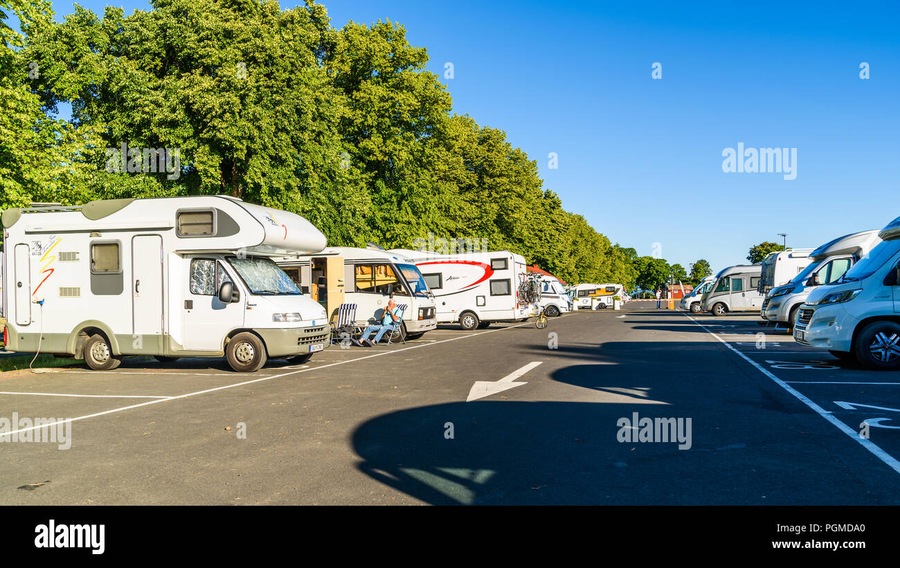 Granna, Suecia - July 2, 2018: designado camper con área de autocaravanas  aparcadas en una mañana de verano ordinarios. Hombre sentado en sunshine  fuera una caravana Fotografía de stock - Alamy