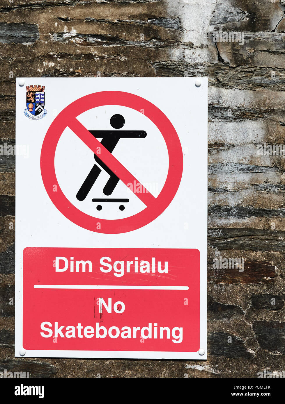 No hay signo de skateboard Cardigan Waterfront Foto de stock