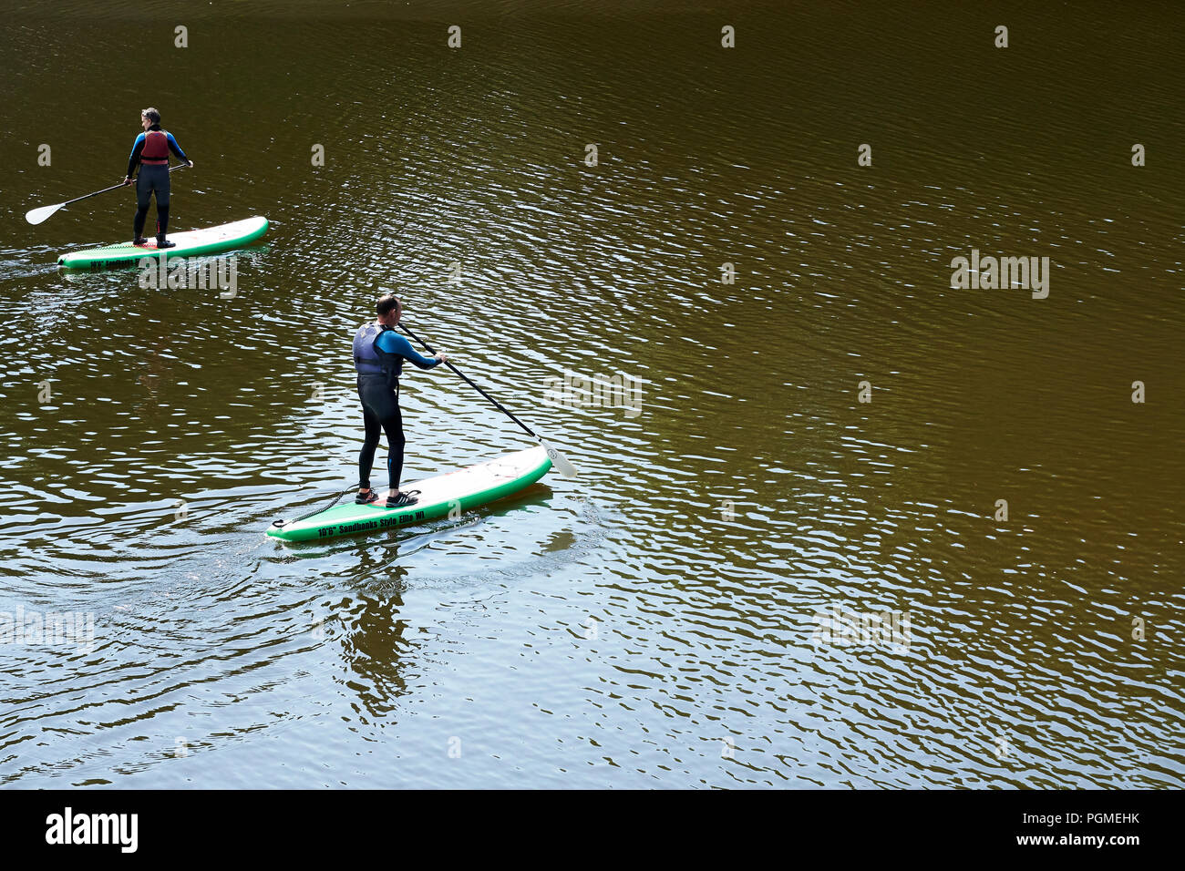Paddle en régimen de internado en el río Teifi en Cardigan Foto de stock