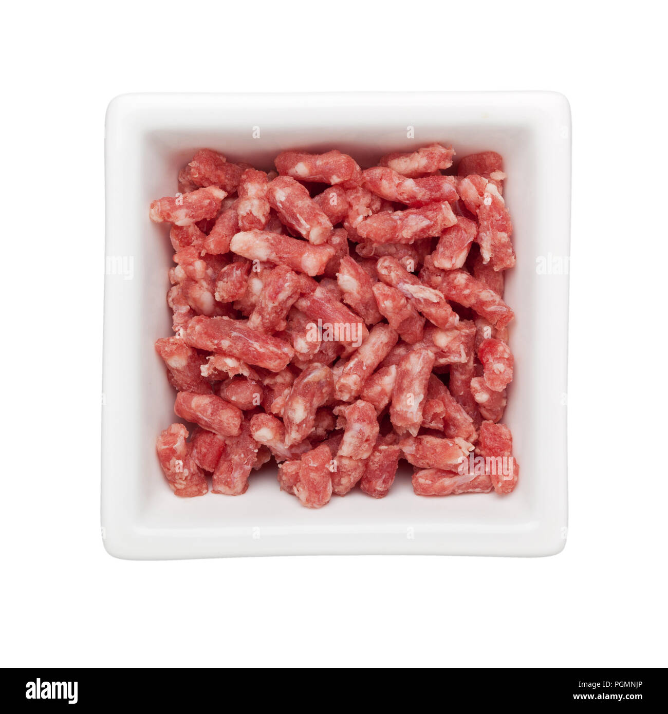 Montón de carne molida en un recipiente cuadrado aislado sobre fondo blanco. Foto de stock