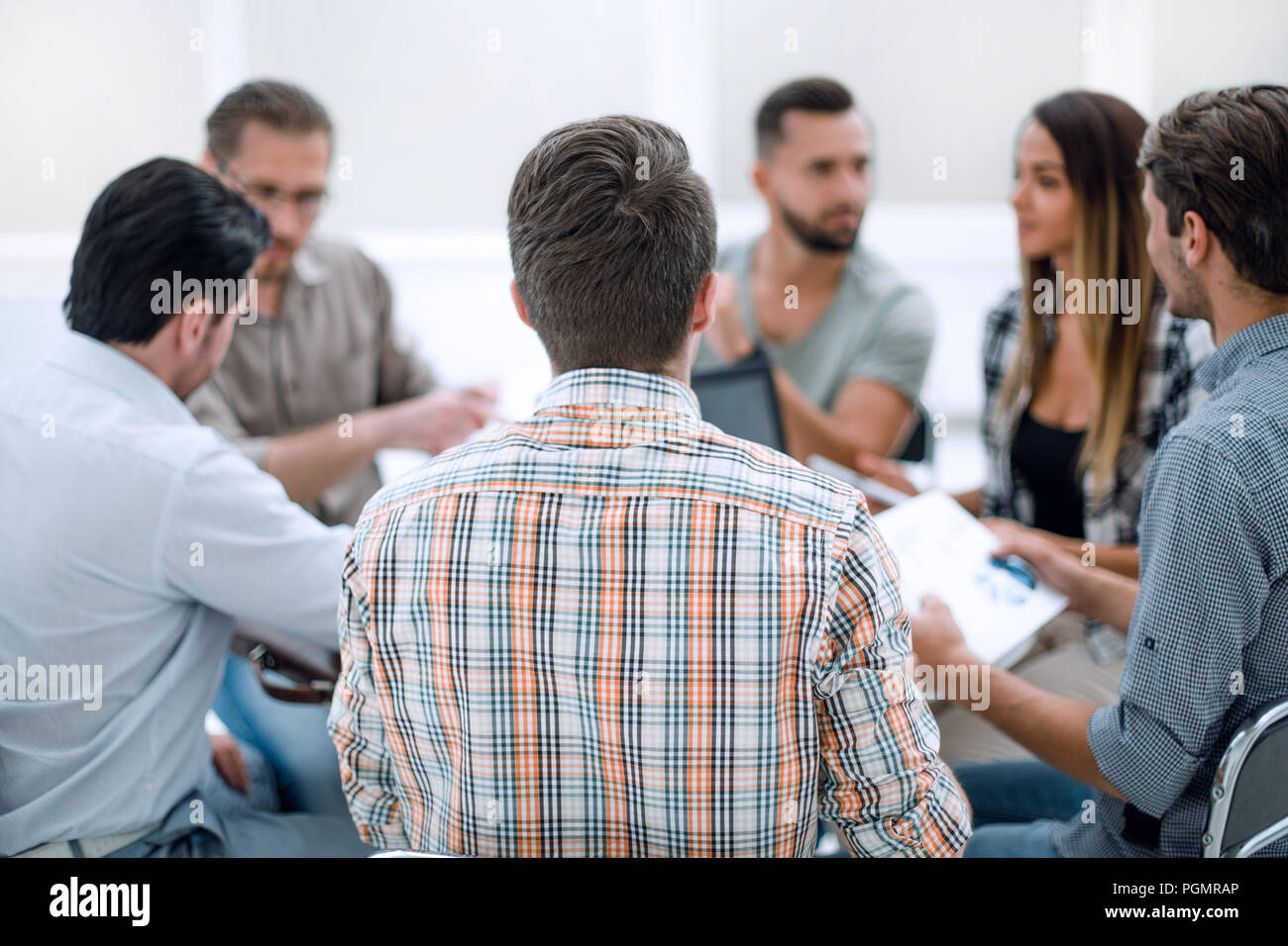 Close up.Equipo empresarial examinando datos financieros Foto de stock