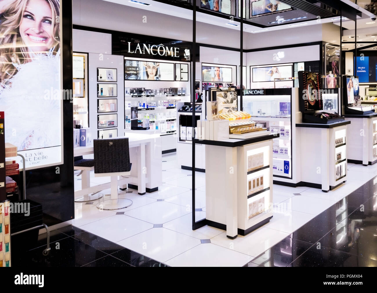 Londres, Reino Unido - 31 de agosto de 2018 Lancome: colección de perfumes  y cosméticos en la tienda Duty Free Fotografía de stock - Alamy