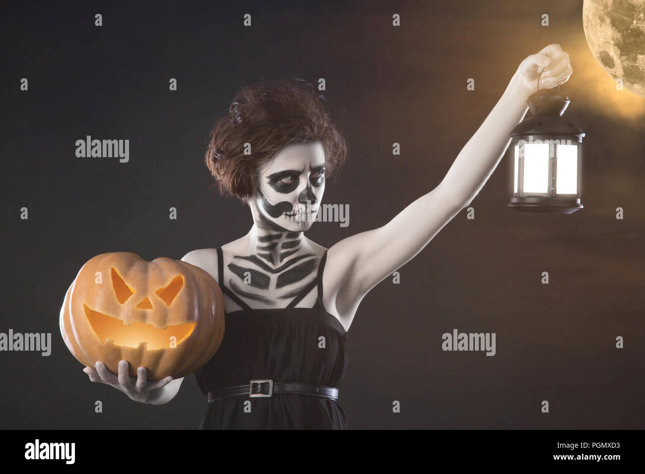 Mujer monstruo con calabaza y linterna. Maquillaje oscuro creativo, idea  conceptual para Halloween. Se convierte en una pesadilla espeluznante  vampiro negro, volumen spi Fotografía de stock - Alamy
