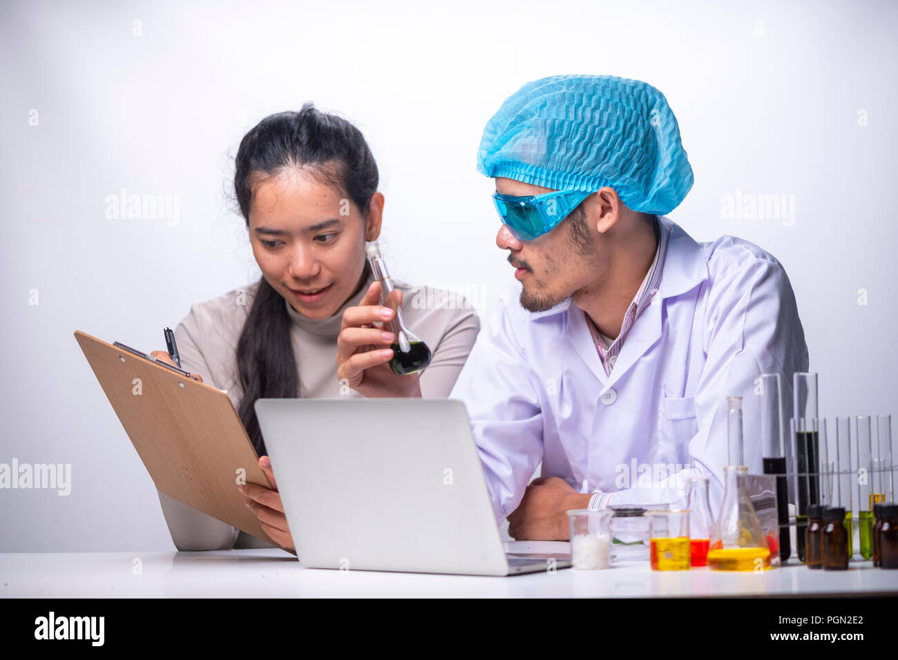 Los científicos están estudiando la investigación cosmética en el laboratorio Fotografía de