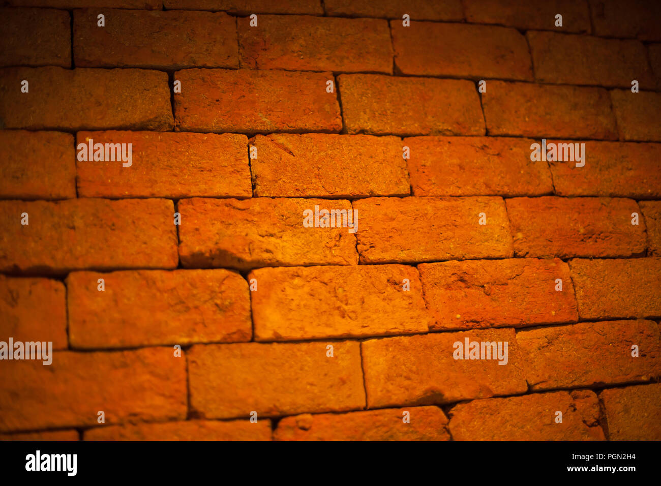 Edad color marrón rojo horneado bloques de ladrillos de piedra arcilla  arquitectónico interior de diseño estructural, la pared exterior, el papel  tapiz de fondo, telón de fondo Fotografía de stock - Alamy