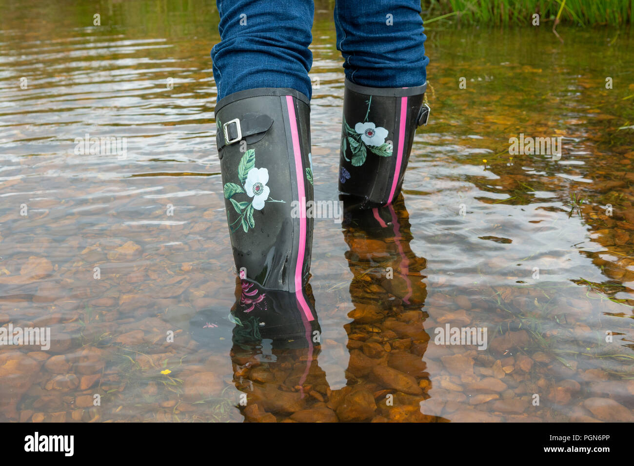 Botas De Agua Mujer Fotos e Imágenes de stock - Alamy