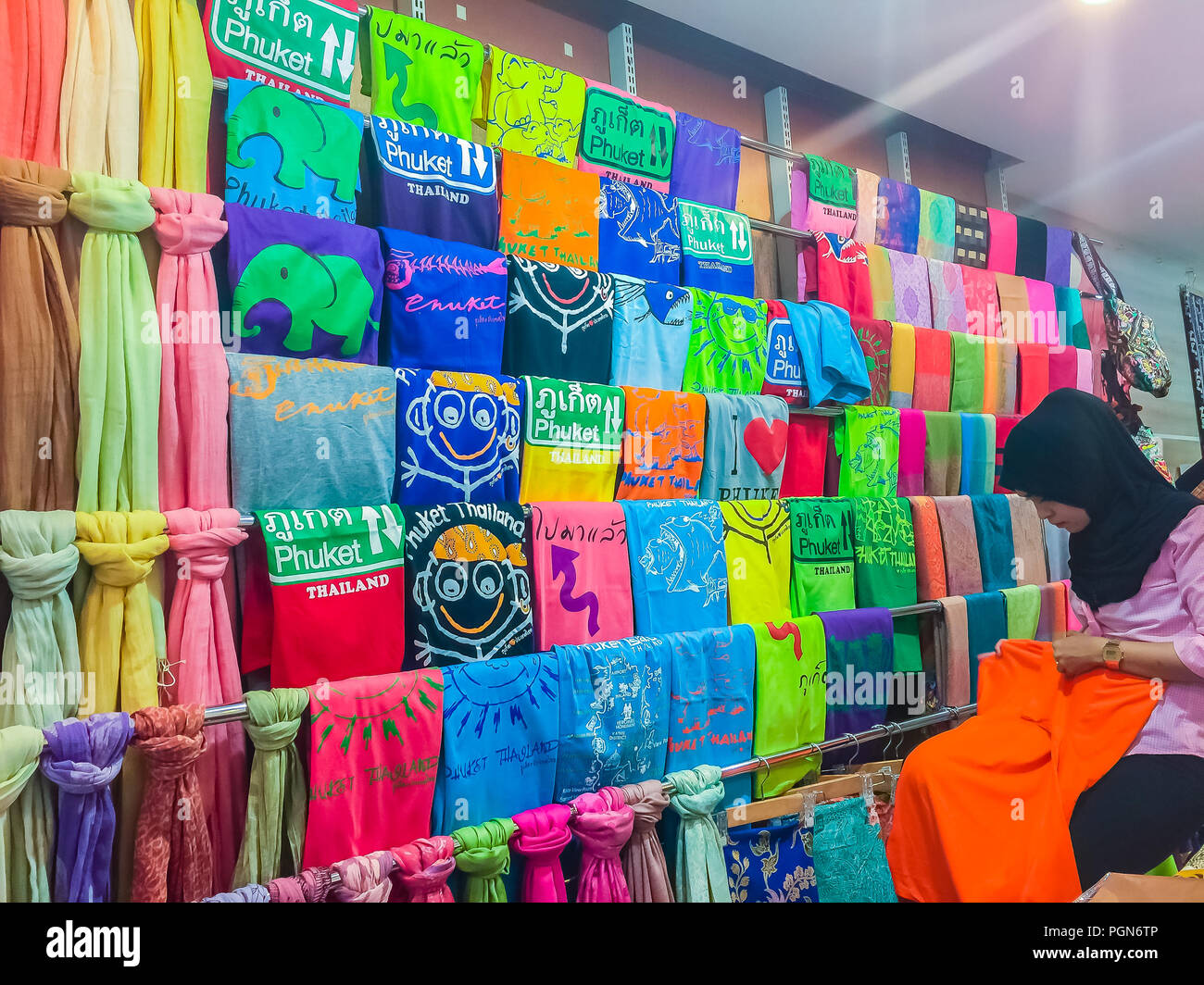 Phuket, Tailandia - Febrero 21, 2017: Phuket turismo pantalla logo impreso  en la camiseta y ropa para la venta en la tienda de recuerdos en Phuket  International Air Fotografía de stock - Alamy