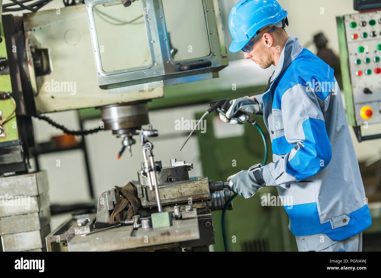 Industria Metalmecánica trabajo. Caucasian tornero mecánico Trabajador  Fotografía de stock - Alamy