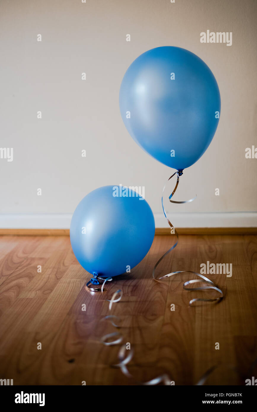 Reclamación adverbio base Blue Pearl globos llenos de gas helio y flotando justo por encima del suelo  Fotografía de stock - Alamy