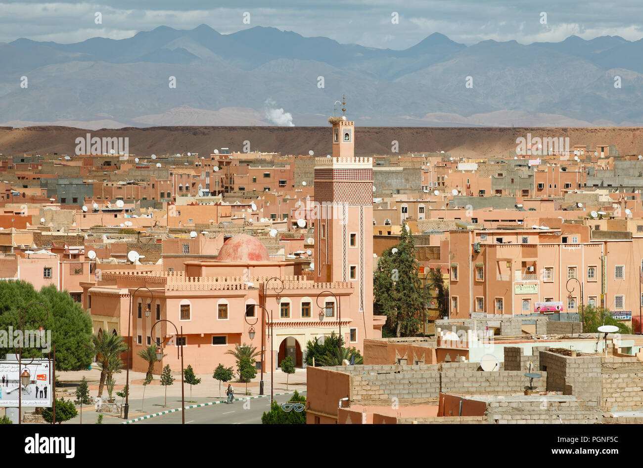 Paisaje urbano, capital provincial de Ouarzazate, detrás del Alto Atlas, Drâa-provincia de Tafilalet, Marruecos Foto de stock