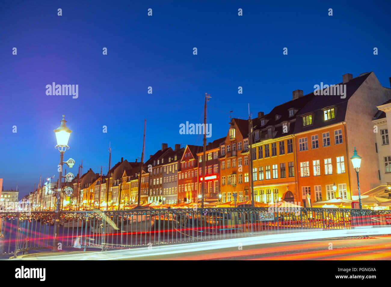 Noche en el horizonte de la ciudad de Copenhague puerto Nyhavn, Copenhague, Dinamarca Foto de stock