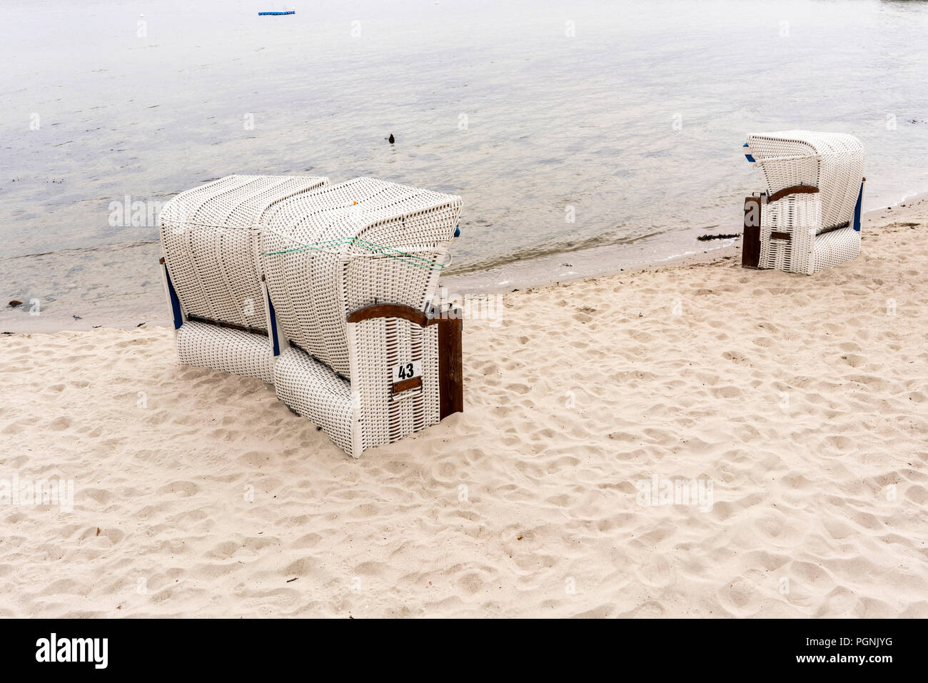 Sillas de playa en Gluecksburg, Alemania, Mar Báltico, en un día nublado. Tenga en cuenta que el Mar Báltico es como un lago, el nivel de agua es siempre el mismo. Foto de stock
