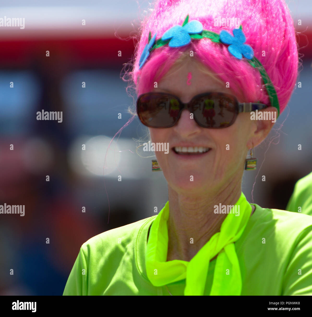 Mujer con gafas sol vestida como troll con el pelo rosa Fotografía de stock -