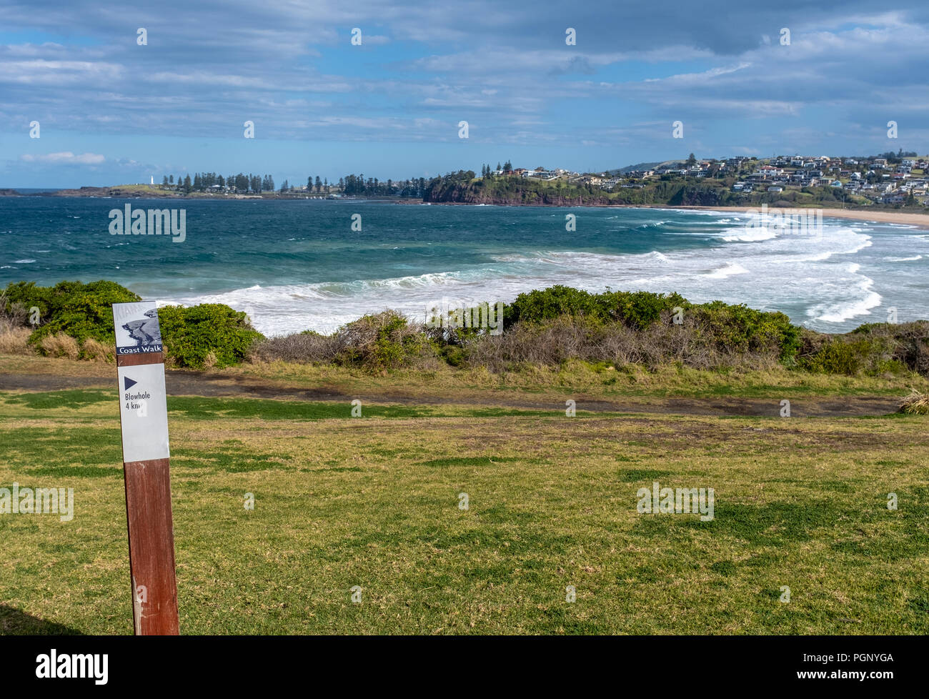 Kiama caminata costera, senderos, NSW, Australia. Vista desde el bombo a Kiama faro Foto de stock