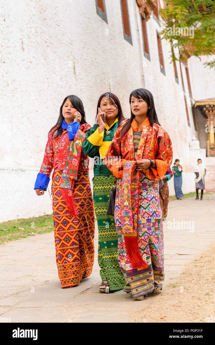 TRIMPHU, Bhután - Mar 8, 2017: las mujeres hermosas Ngalops no  identificados con ropas tradicionales caminando en la calle. Ngalops es uno  de los más populosos eth Fotografía de stock - Alamy