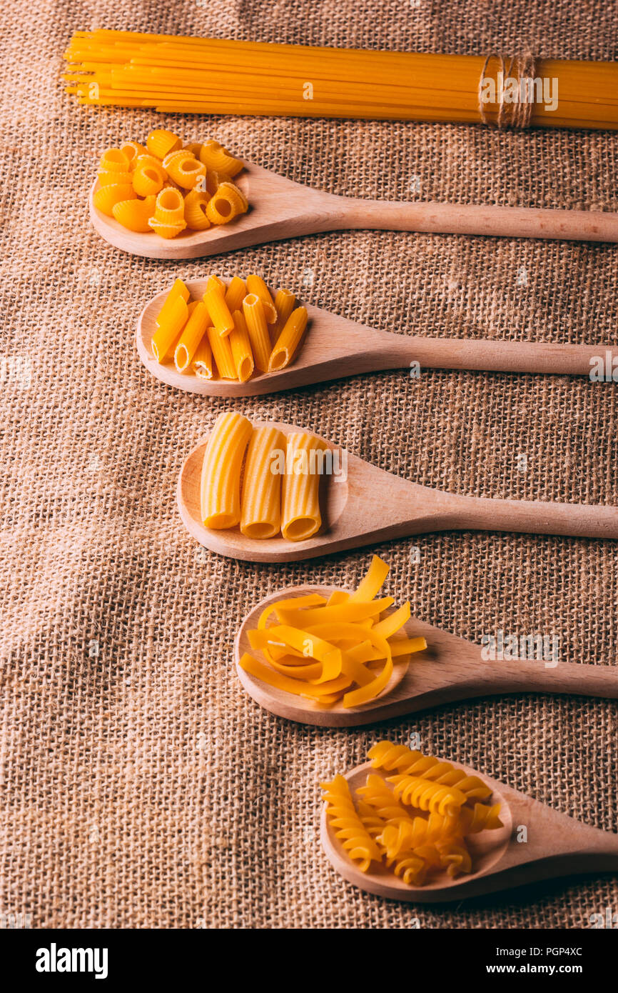 Vista superior de diferentes tipos de pasta, hidratos de carbono