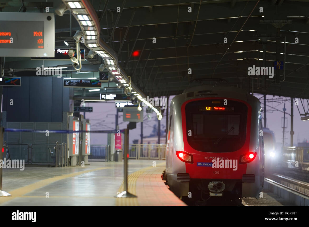 Mumbai Metro interior y exterior. Cómodo, moderno, rápido y aire acondicionado, nueva forma de transporte en Mumbai, India, Foto de stock