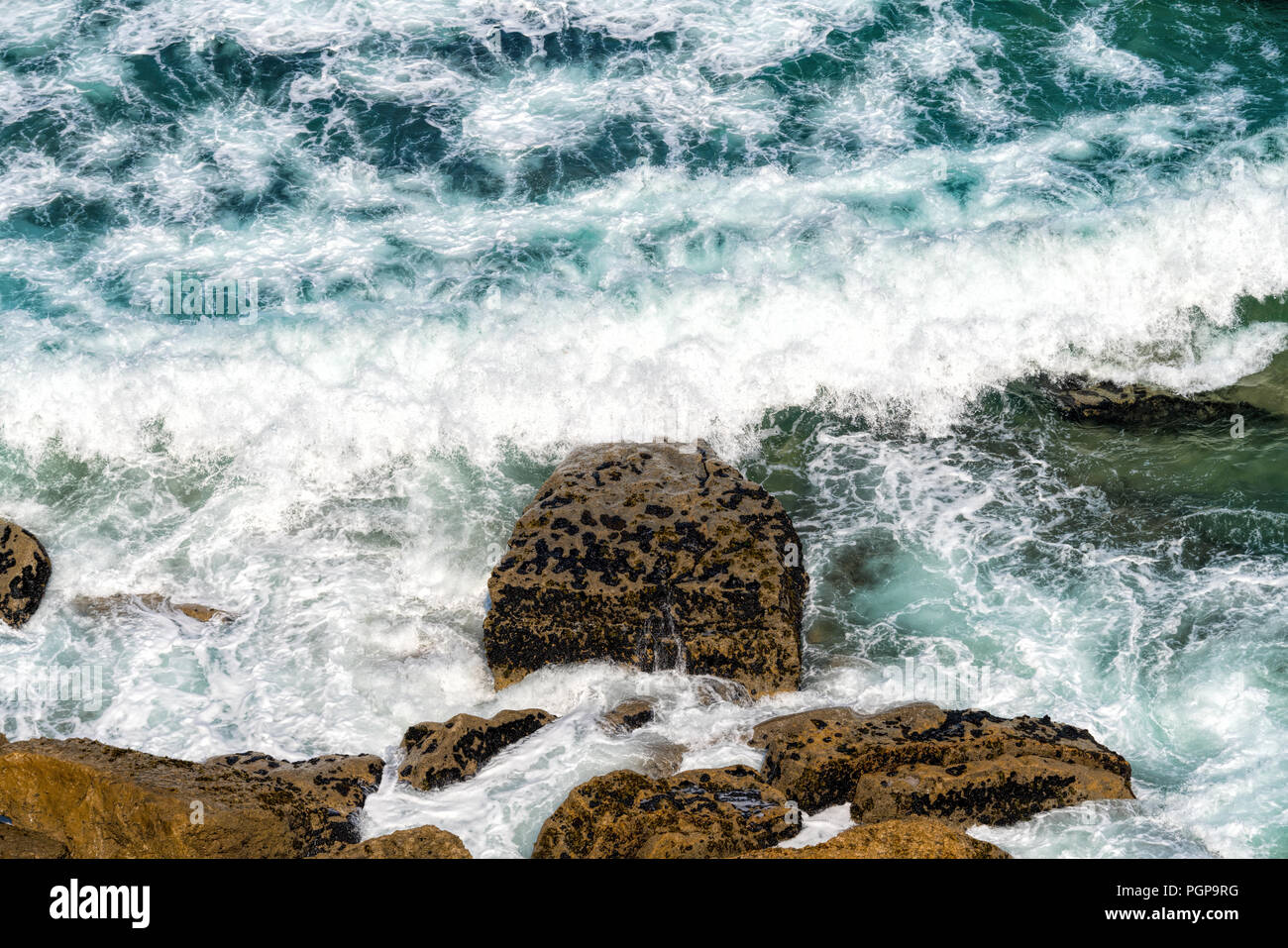 El agua del mar rompiendo en la costa rocosa en Sintra, Portugal Foto de stock