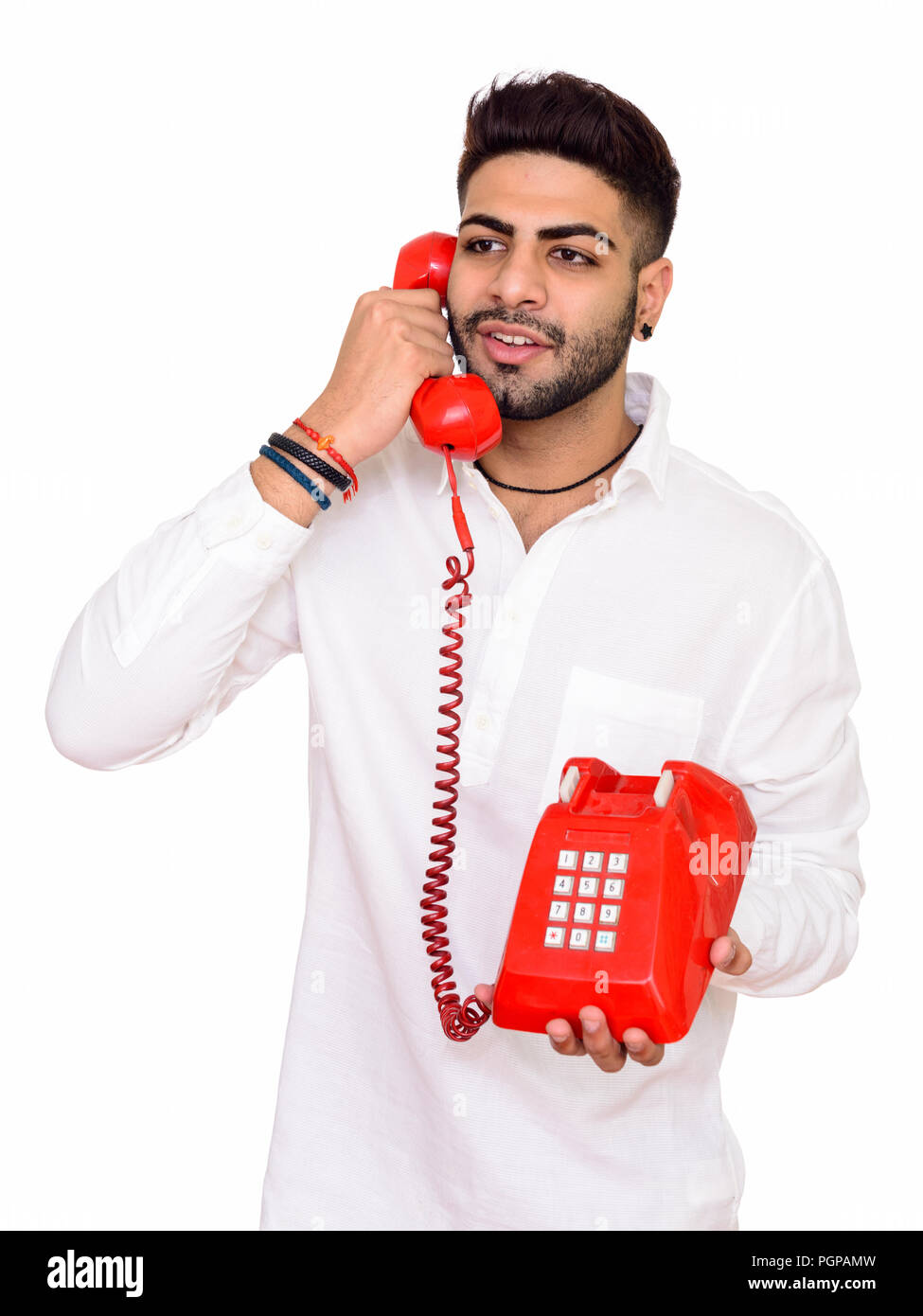 Foto de Estudio del joven indio feliz hombre hablando por teléfono isola Foto de stock