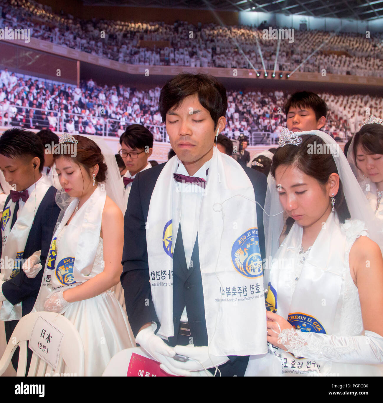 Seúl, Corea del Sur. El 27 de agosto de 2018. Boda masiva de la Iglesia de la unificación, Aug 27, 2018 : Parejas de Japón orar durante una ceremonia de boda masiva de la Iglesia de la unificación en el Centro Mundial de Paz CheongShim en Gapyeong, a unos 60 km (37 millas) al noreste de Seúl, Corea del Sur. Cuatro mil parejas recién casados de todo el mundo participaron en la misa boda el lunes, el cual fue organizado por Hak Ja Han Moon, esposa del Reverendo Sun Myung Moon. Crédito: Aflo Co., Ltd./Alamy Live News Foto de stock