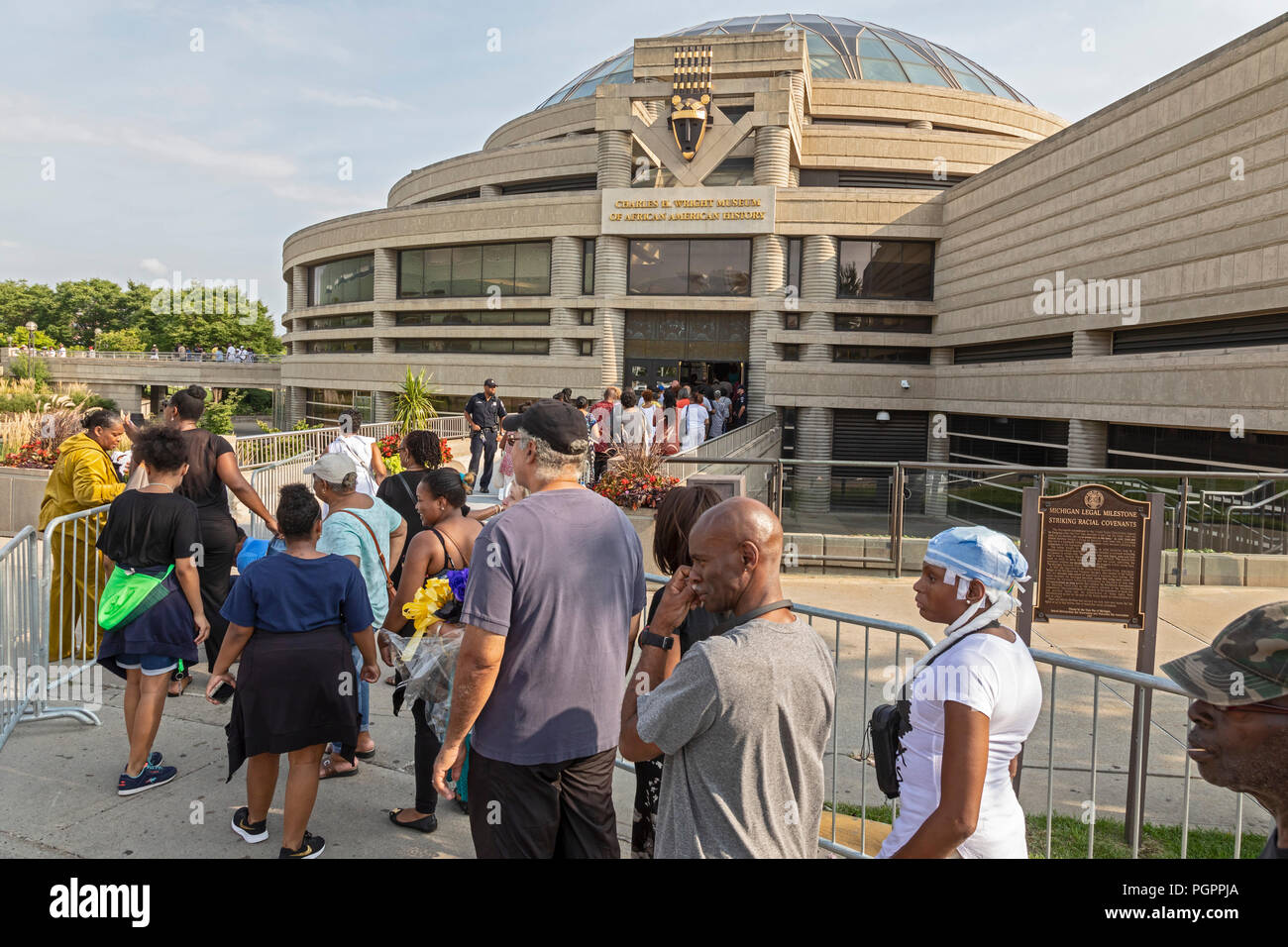 Detroit, Michigan, EE.UU. - 28 de agosto de 2018 - Miles de personas esperando en largas colas para entrar en el Museo Charles H. Wright de historia americana africana para pagar últimos respectos a Aretha Franklin durante los dos días de la vista del público. Franklin murió el 16 de agosto. Crédito: Jim West/Alamy Live News Foto de stock
