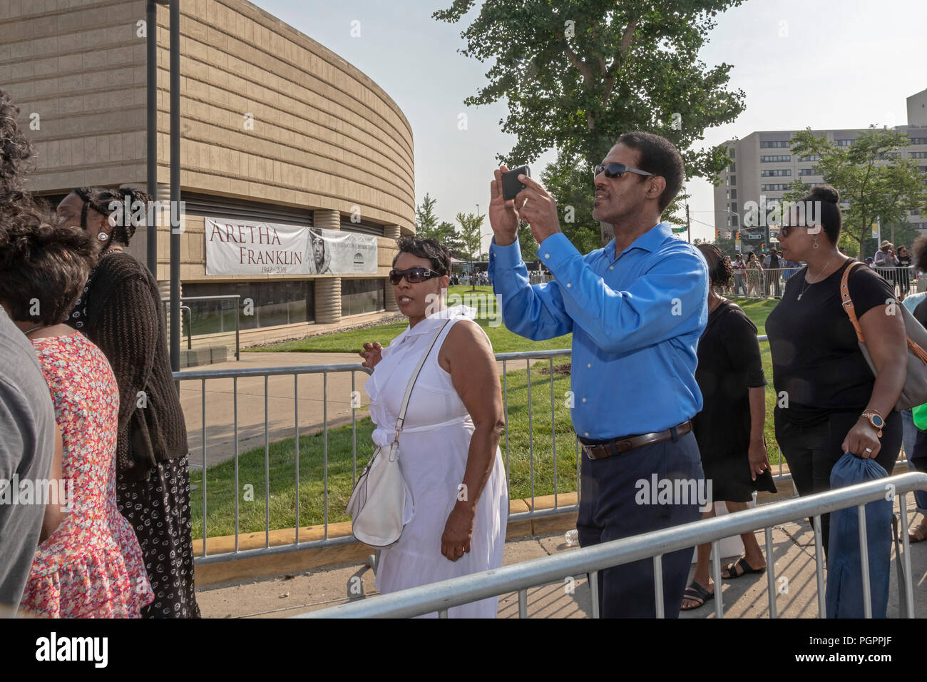 Detroit, Michigan, EE.UU. - 28 de agosto de 2018 - Miles de personas esperando en largas colas para entrar en el Museo Charles H. Wright de historia americana africana para pagar últimos respectos a Aretha Franklin durante los dos días de la vista del público. Franklin murió el 16 de agosto. Crédito: Jim West/Alamy Live News Foto de stock