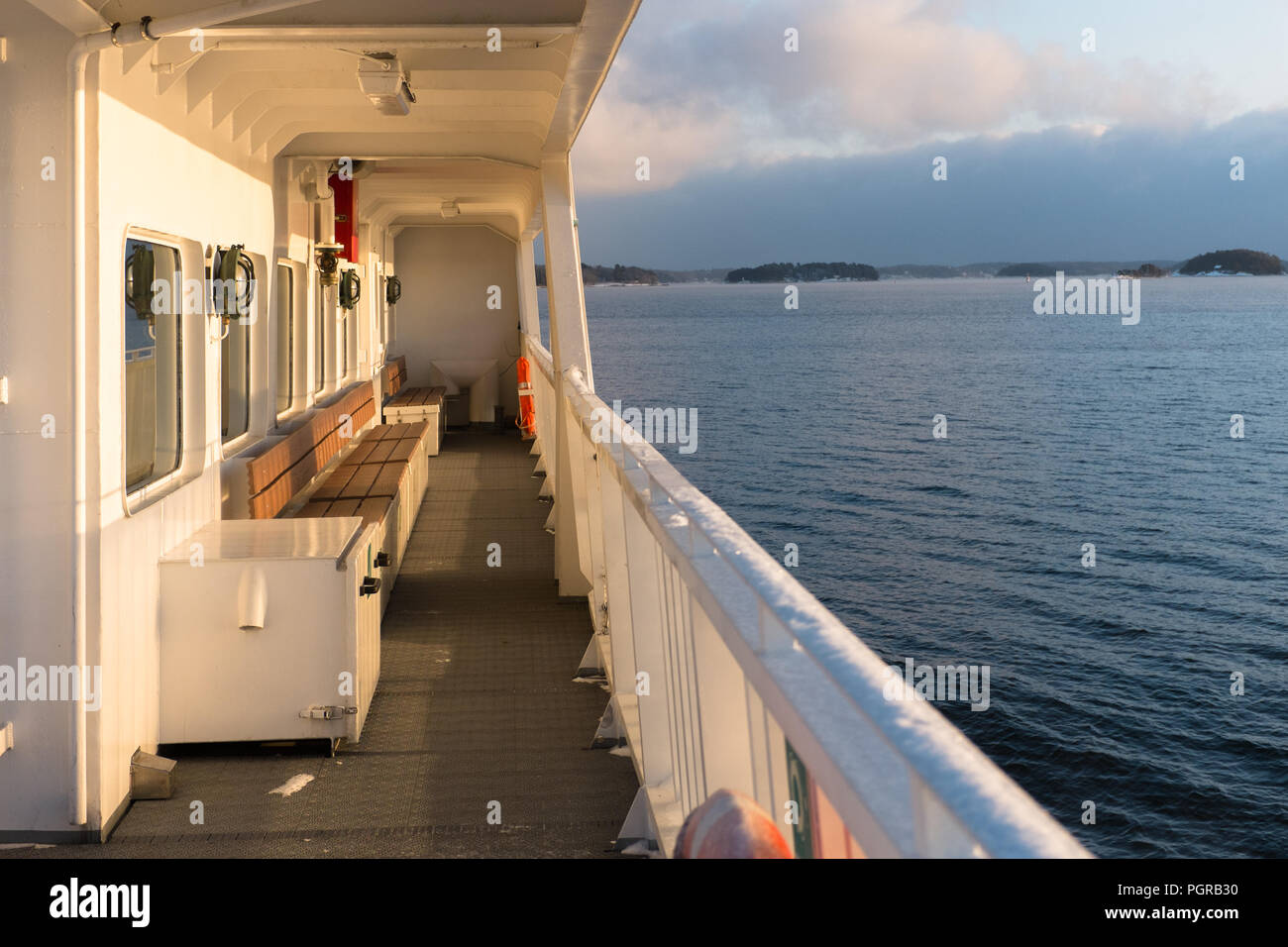 Ferry en paisaje skerry Foto de stock