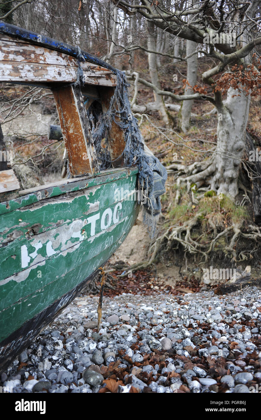 Barco hundido en la costa Foto de stock