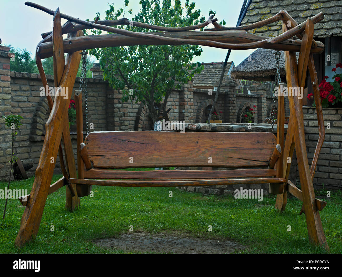Retro diseñado a la antigua usanza hamaca en el patio de madera Fotografía  de stock - Alamy